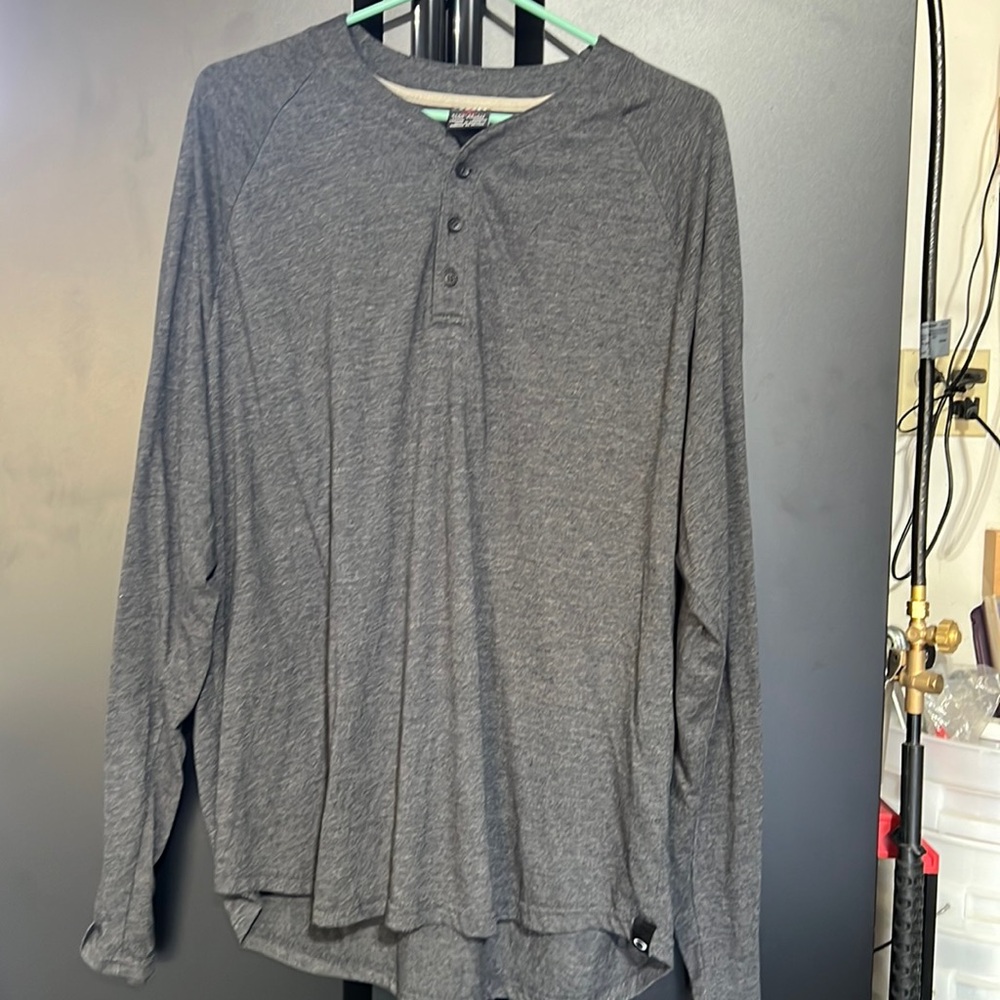 Men’s Oakley Henley size XXL EUC
